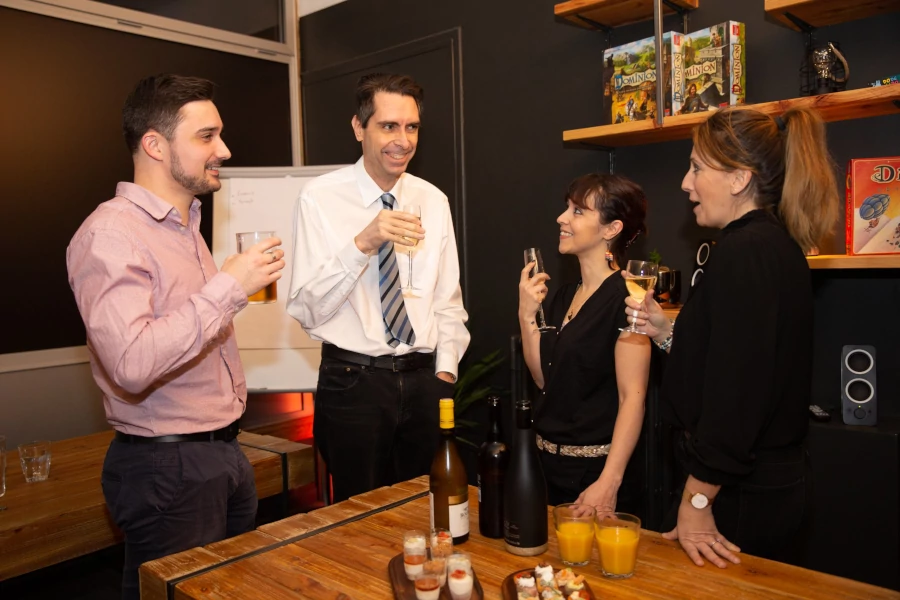 Un cocktail dinatoire réunit une équipe célèbrant un événement