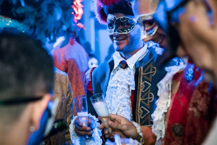 Des joueurs dans une murder party jouent lors d'une soirée enquête
