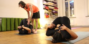 Séance de yoga à l'atelier